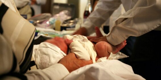 brit mila réponse conseil europe shimon pérès