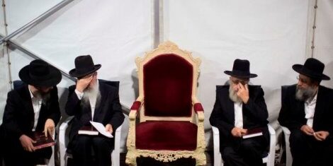 quatre fils endeuillés près fauteuil vide père