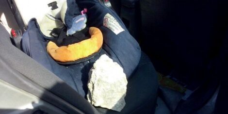 jets pierres siège auto bébé couvert éclats verre