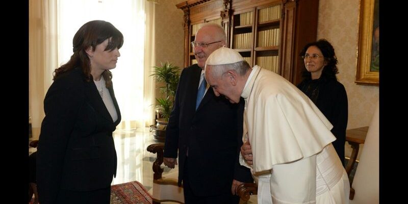 vatican secrétaire rivline serre main pape