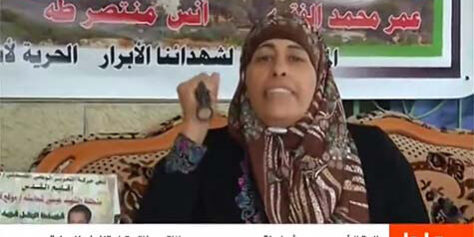 mère terroriste brandit couteau pendant interview