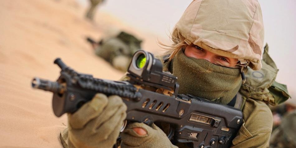 soldat sauve vies humaines éliminant terroristes