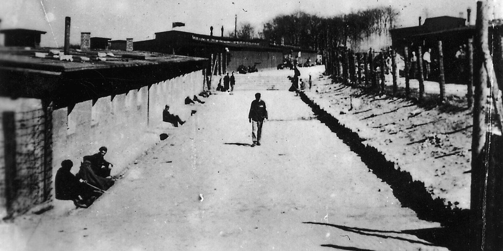 photo scandaleuse néonazis salut hitlérien camp buchenwald