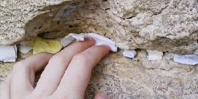 lettres postées insérées entre pierres kotel