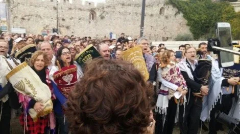 kotel juifs courant réformé défilent sifré tora