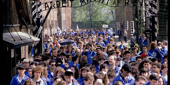 March of the Living- gates of Auschwitz, Yom Hashoah 1990