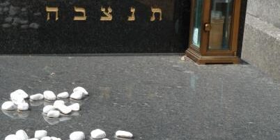 Thiais_cimetière_juif_petits_cailloux_blancs