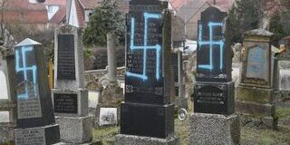 Un-cimetiere-juif-profane-en-Alsace-Macron-va-se-rendre-sur-place